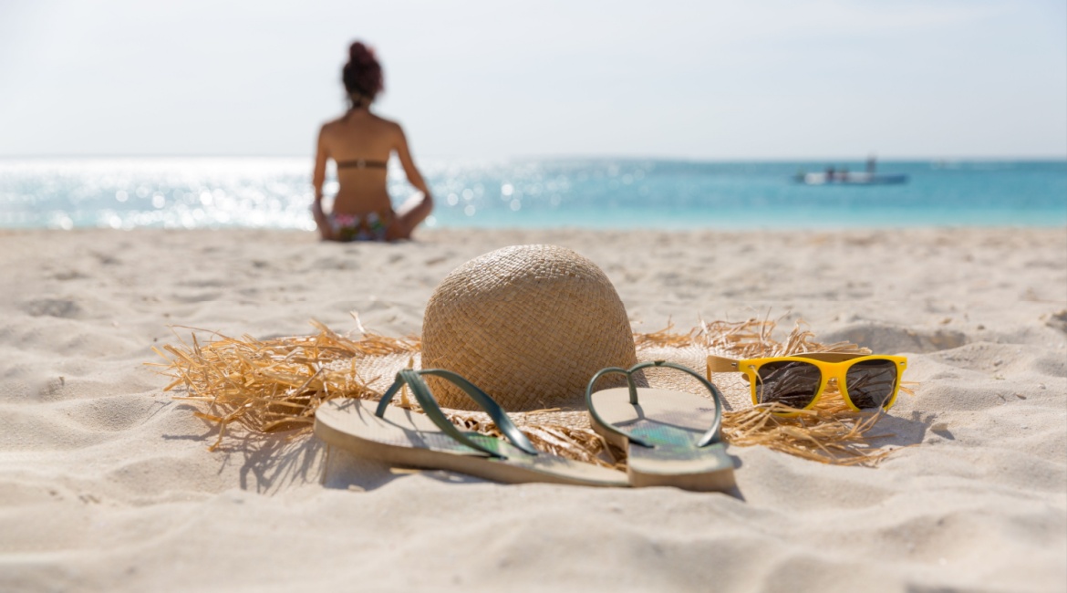 Deset must-have dodataka za plažu ovog ljeta Djevojka u zelenoj jakni na biciklu u parku