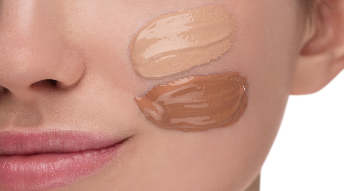 Dugotrajan puder ženska osoba za radnim stolom jede hamburger