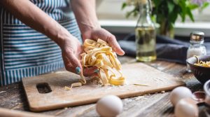 ženska osoba za radnim stolom jede hamburger