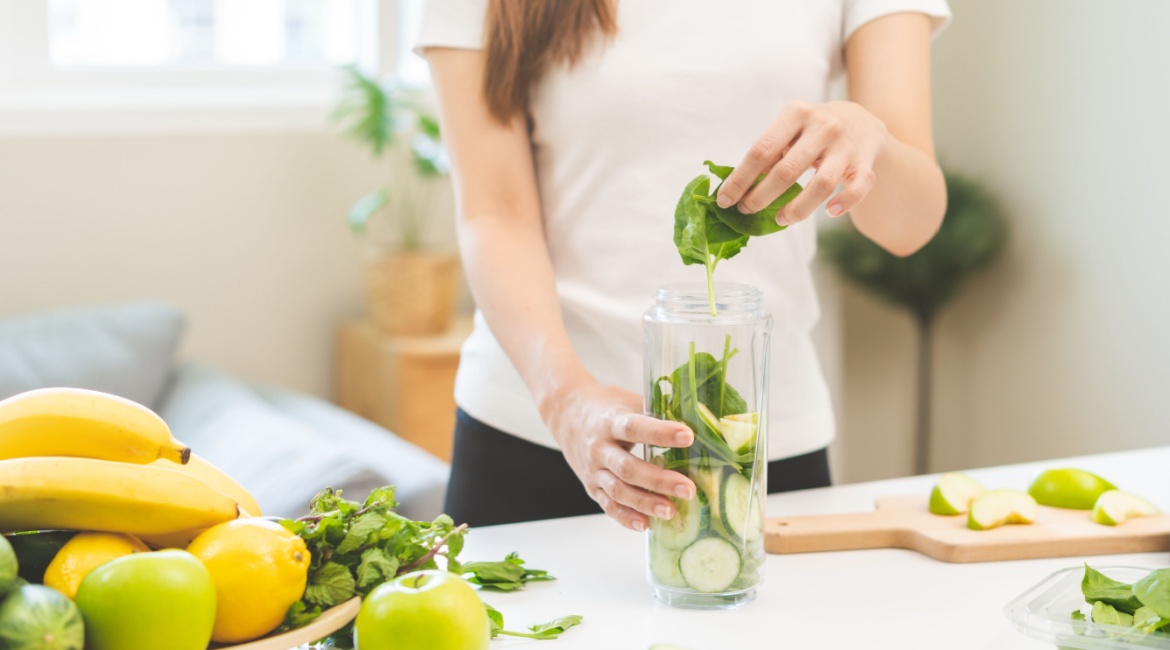 Smoothie u pokretu ženska osoba za radnim stolom jede hamburger