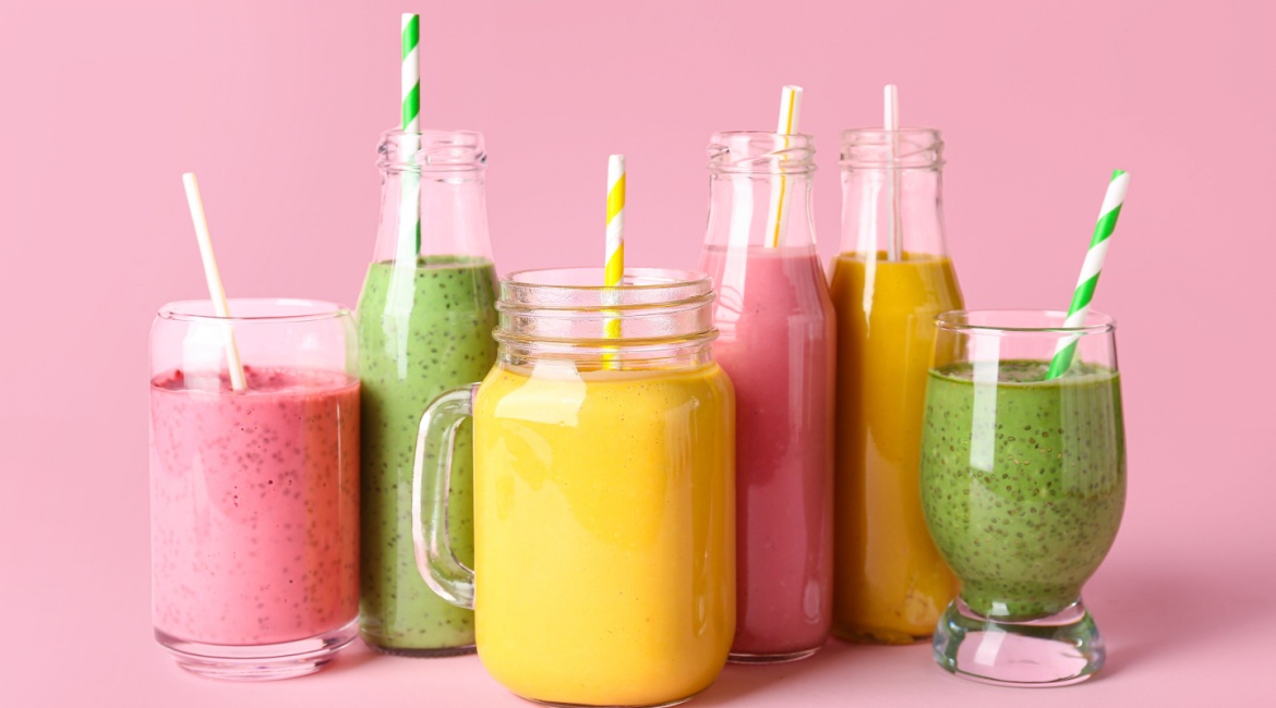Smoothie ženska osoba za radnim stolom jede hamburger