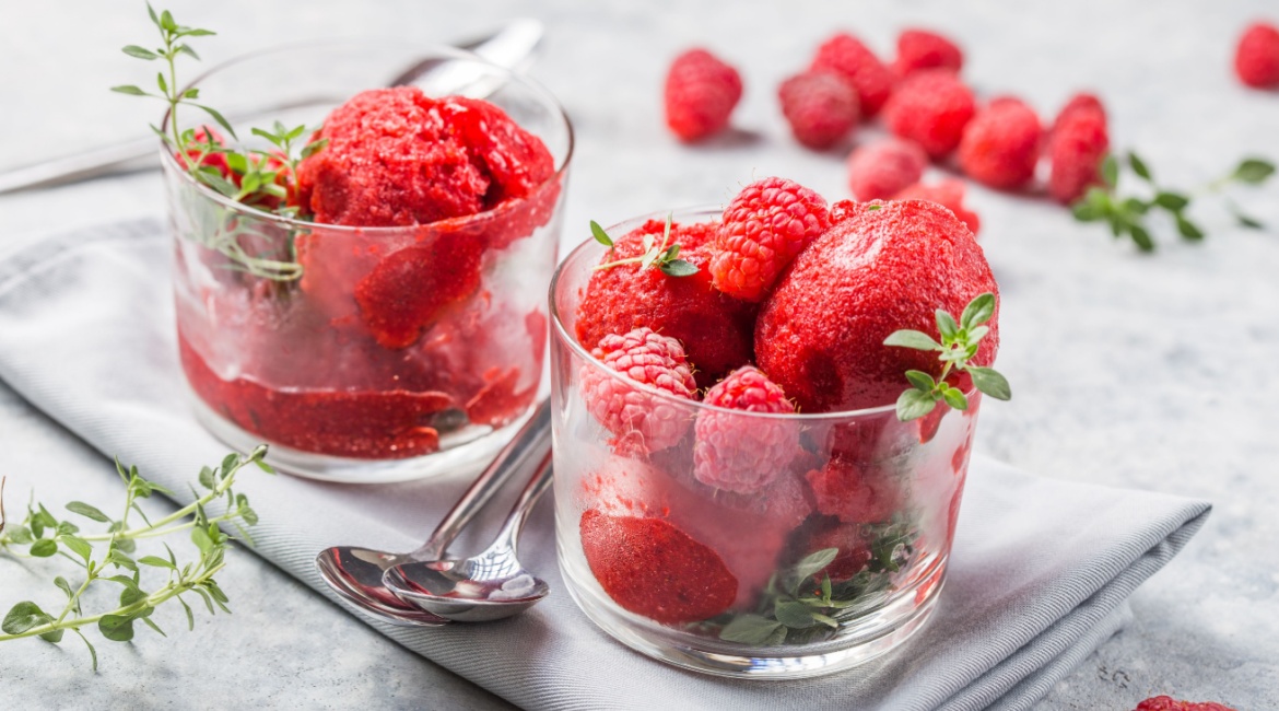 Sorbet od maline ženska osoba za radnim stolom jede hamburger
